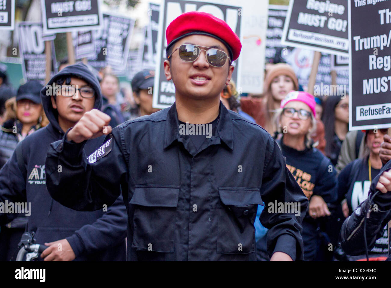 Demonstranten nehmen an einem Marsch durch die Gruppe verweigern den Faschismus gehalten, in new york city, Samstag, November 4th, 2017 ihre Absicht ist, Rallyes zu halten Stockfoto