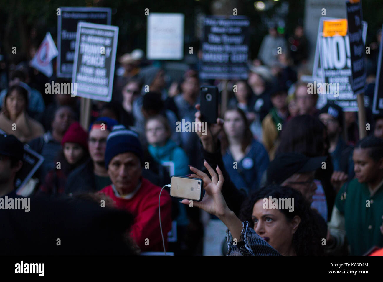 Demonstranten anhören als Führer der Gruppe weigern, den Faschismus zu einer Kundgebung in Washington Square, New York City, Samstag, November 4th, 2017. Das gr Stockfoto