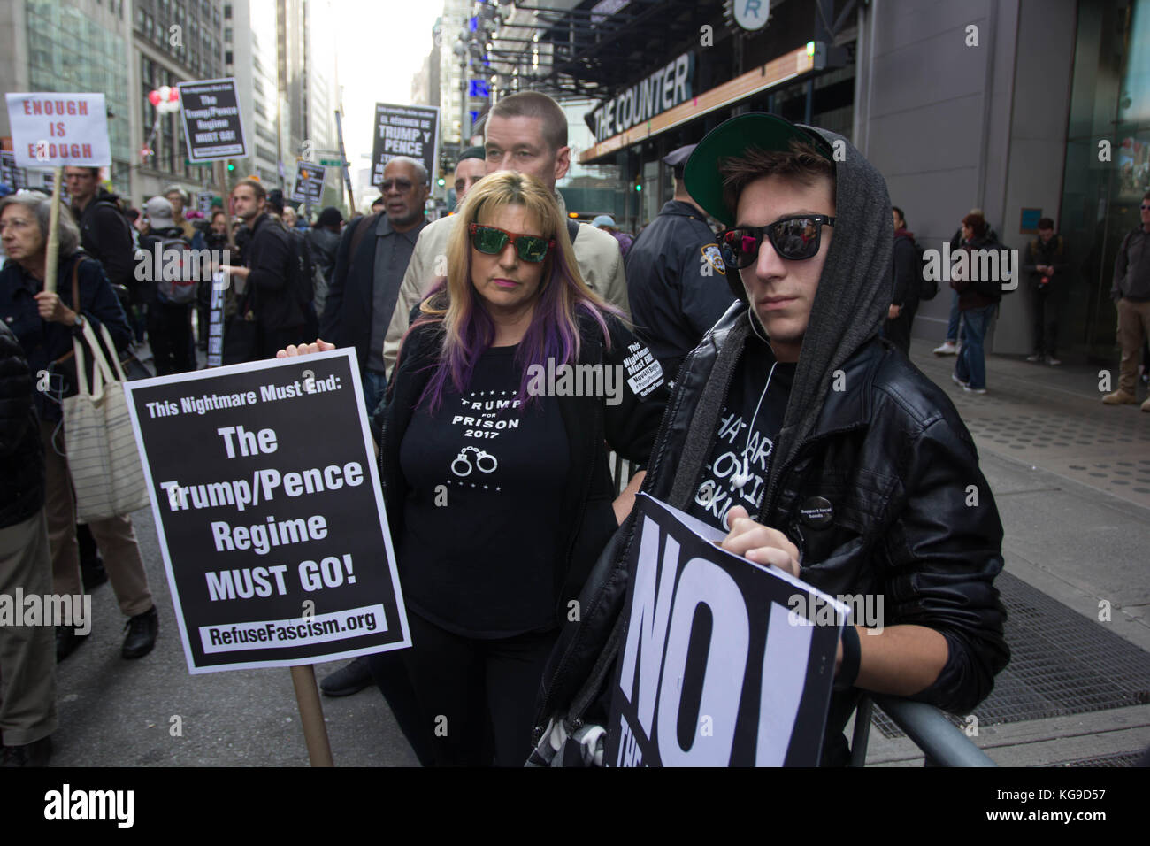 Die demonstranten an einer Kundgebung der Gruppe verweigern den Faschismus gehalten, in new york city, Samstag, November 4th, 2017 ihre Absicht ist, Rallyes zu halten Stockfoto