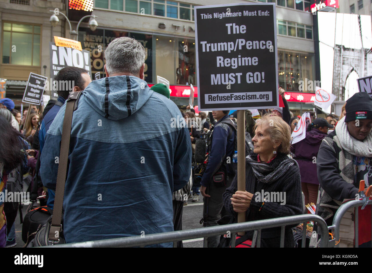 Die demonstranten an einer Kundgebung der Gruppe verweigern den Faschismus gehalten, in new york city, Samstag, November 4th, 2017 ihre Absicht ist, Rallyes zu halten Stockfoto