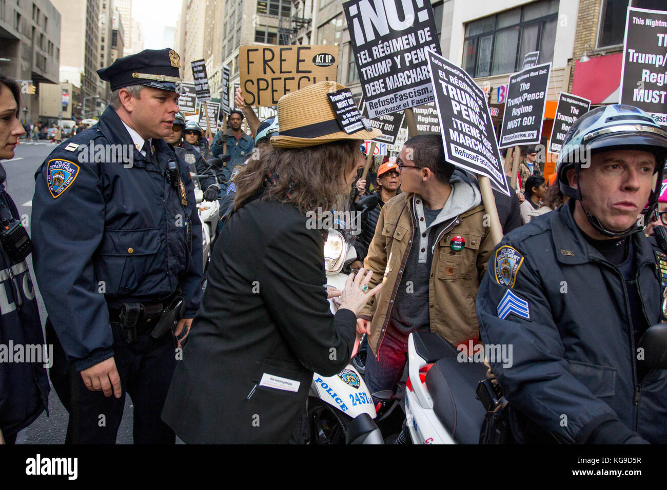 Demonstranten mit nypd während einer verweigern Faschismus März in Times Square, New York City, Samstag, November 4th, 2017. Sich weigern, den Faschismus zu h beabsichtigt Stockfoto