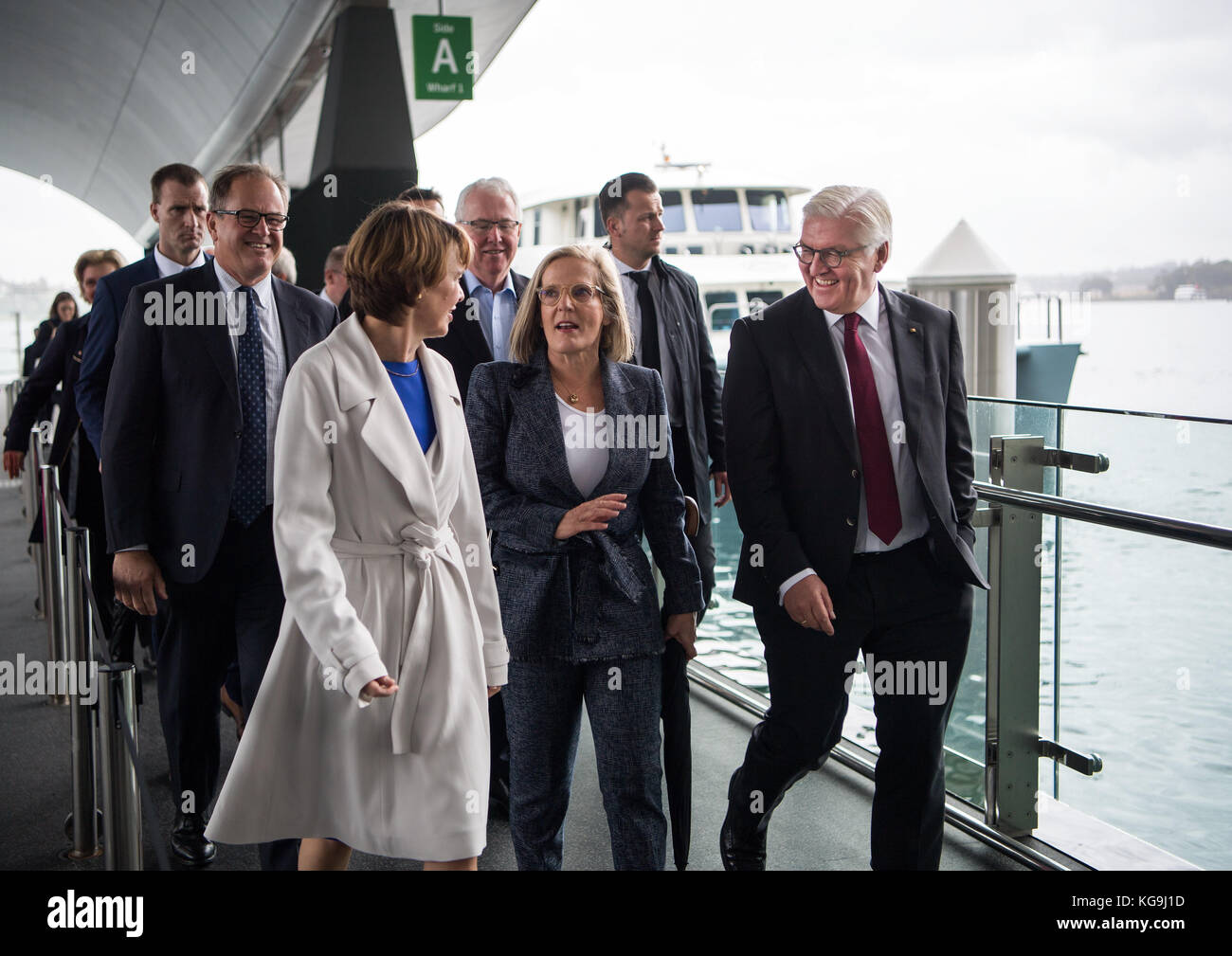 Sydney, Australien. November 2017. Bundespräsident Frank-Walter Steinmeier (R) und seine Frau Elke Buedenbender (L) werden bei einem Besuch der Area Barangaroo in Sydney, Australien, am 05. November 2017 von der Frau der Premierministerin Lucy Turnbull (C) begrüßt. Steinmeier und seine Frau sind drei Tage zu Besuch und werden ihre Reise mit einem Flug nach Neuseeland fortsetzen. Quelle: Bernd von Jutrczenka/dpa/Alamy Live News Stockfoto