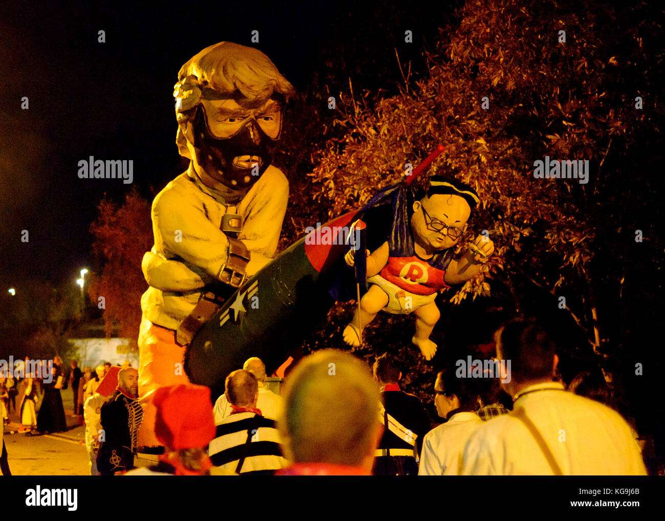 Lewes, Großbritannien. 4.. November 2017. Bild von Donald Trump mit 'Little Rocket man' Kim Jong-un in der Lewes Bonfire Night 2017 Quelle: Scott Hortop/Alamy Live News Stockfoto