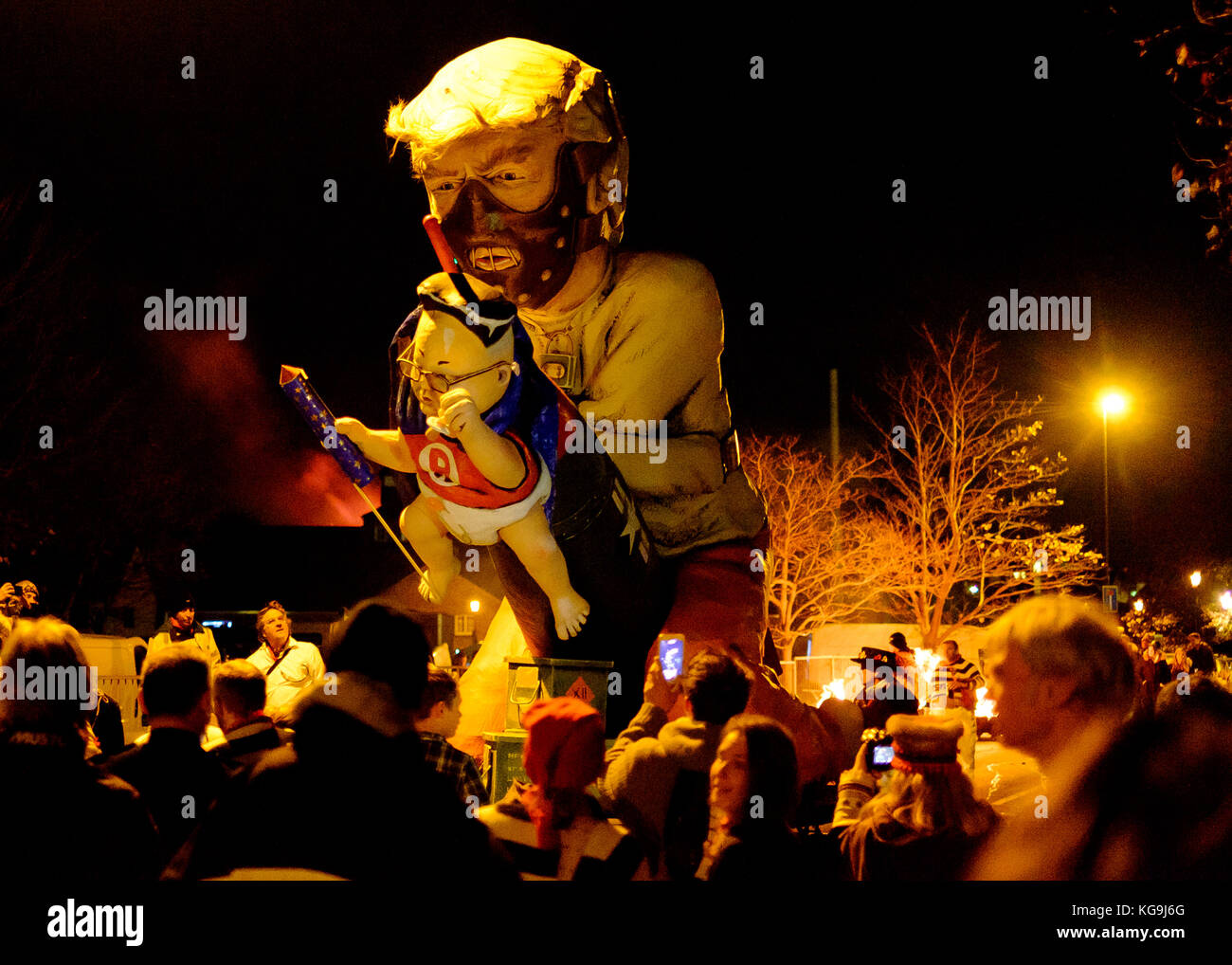 Lewes, Großbritannien. 4.. November 2017. Bild von Donald Trump mit 'Little Rocket man' Kim Jong-un in der Lewes Bonfire Night 2017 Quelle: Scott Hortop/Alamy Live News Stockfoto
