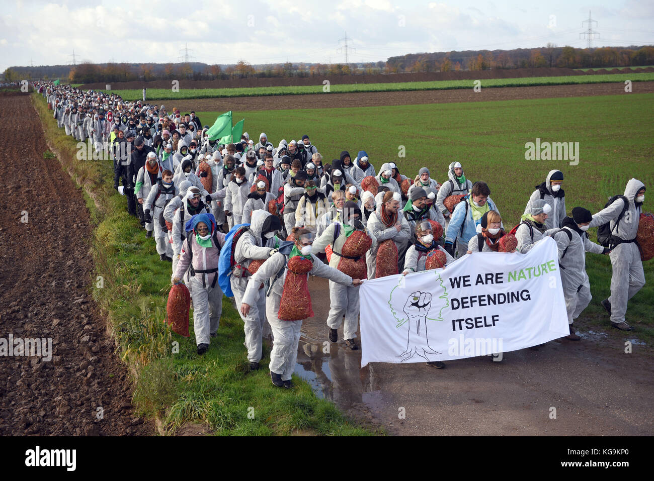 Kerpen, Deutschland. November 2017. Teilnehmer der Aktionskoalition Ende Gelaende laufen am 5. November 2017 zum Streifenbergwerk Hambach in Kerpen. Einen Tag vor der Weltklimakonferenz in Bonn wird die Aktionskoalition "Ende Gelaende" mit Blockaden für einen Ausstieg aus fossilen Brennstoffen protestieren. Quelle: Henning Kaiser/dpa/Alamy Live News Stockfoto