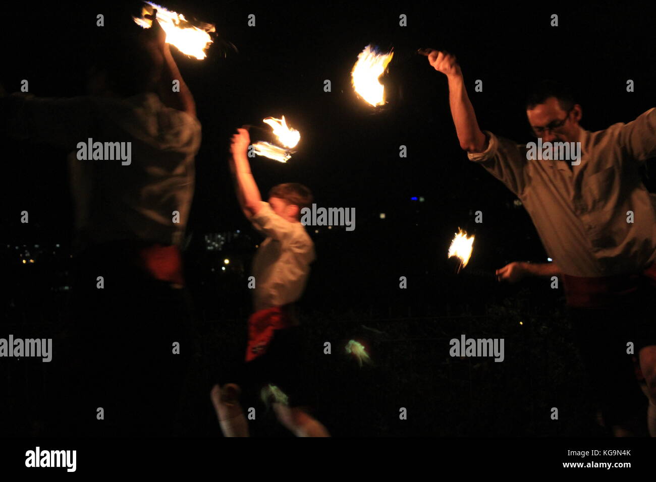 Lagerfeuer Nacht Wochenende feiern: kingsman Fire Dance traditonal Guy Fawkes am Cumberland Arms Pub & Feuerwerk aus ouseburn Stadion. Newcastle upon Tyne, 5. November. davidwhinham/alamylive Stockfoto