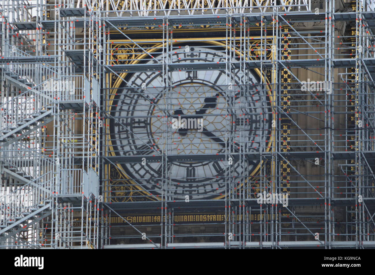 London, Großbritannien. 5. Nov, 2017: Big Ben ist komplett mit Gerüsten bedeckt, da die Reparaturarbeiten am ikonischen, 300 Meter hohen Uhrenturm für vier Jahre der Renovierung fortgesetzt werden, wobei jeweils nur eine Uhr sichtbar ist. Stockfoto