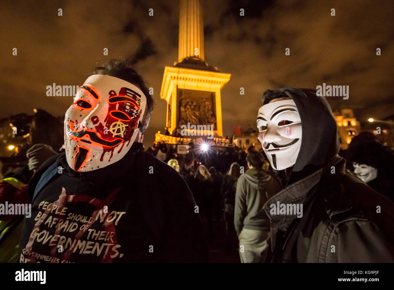London, Großbritannien. 5 Nov, 2017. Ein paar hundert Demonstranten gegen die Regierung und andere Aktivisten versammeln sich in Trafalgar Square auf Guy Fawkes Nacht für die jährlichen 'Million Maske März aus Protest gegen die Korruption der Regierung und anderen politischen Themen. Das Tragen von Masken, die März begann am Trafalgar Square, bevor er in der Nähe von Downing Street und auf in Richtung Westminster Parlament Gebäude mit einigen Demonstranten mit Metropolitan Polizisten in Kampfausrüstung. © Guy Corbishley/Alamy leben Nachrichten Stockfoto London, Großbritannien. 5 Nov, 2017. Ein paar hundert Demonstranten gegen die Regierung und andere Aktivisten versammeln sich in Trafalgar Square auf Guy Fawkes Nacht für die jährlichen 'Million Maske März aus Protest gegen die Korruption der Regierung und anderen politischen Themen. Das Tragen von Masken, die März begann am Trafalgar Square, bevor er in der Nähe von Downing Street und auf in Richtung Westminster Parlament Gebäude mit einigen Demonstranten mit Metropolitan Polizisten in Kampfausrüstung. © Guy Corbishley/Alamy leben Nachrichten Stockfoto