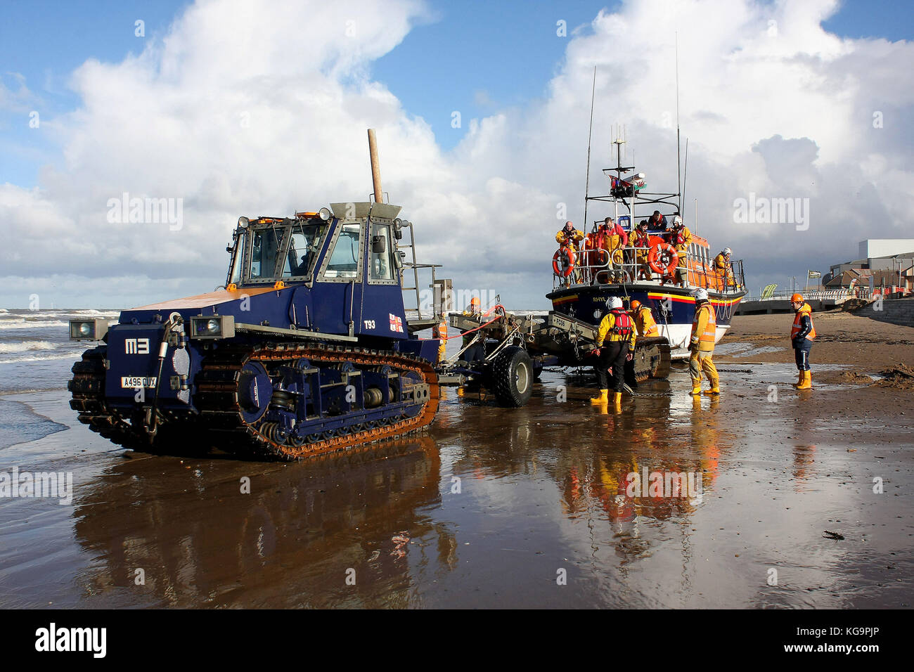 Rhyl, Denbighshire, Großbritannien. November 2017. Die R.N.L.I. Das Rettungsboot ''Lil Cunningham'' wird nach einer monatlichen Trainingsübung an Bord einer Radaufwachstation gewinden. Die Institution oder R.N.L.I., wie sie bekannt ist, ist eine vollständig öffentlich finanzierte Organisation, die von Freiwilligen besetzt ist und keine staatliche Finanzierung erhält, trotz der hohen Abrufquote und einer Rekordzahl von Leben, die jedes Jahr gerettet werden. Kredit: Andrew McCoy/SOPA/ZUMA Wire/Alamy Live News Stockfoto