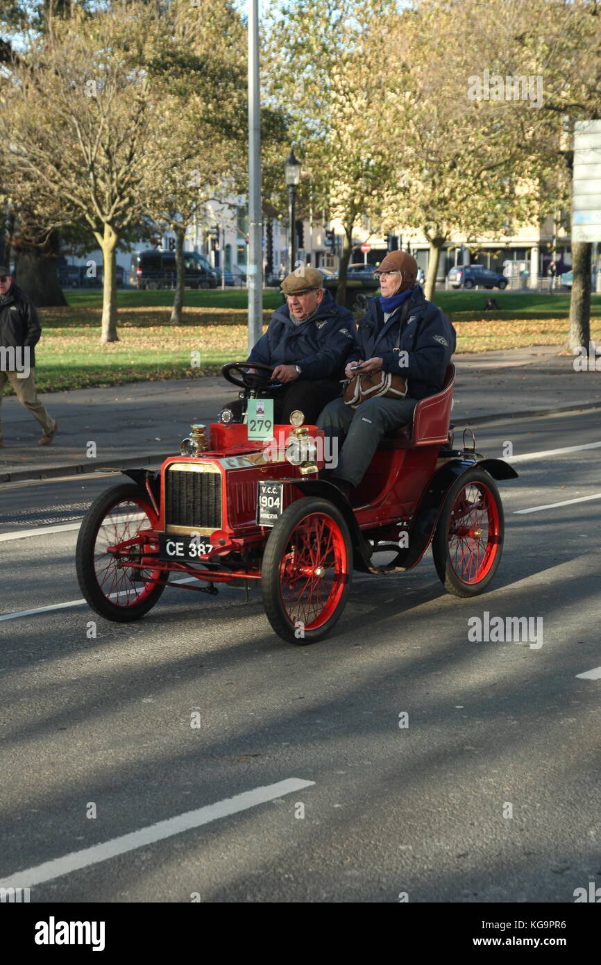 Sussex, UK. 5 Nov, 2017. Hunderte von pre-1905 veteran Kraftfahrzeuge an den jährlichen London Brighton Run. Ein 1904 Minerva macht die Reise durch die Straßen von Brighton. Credit: Roland ravenhill/alamy leben Nachrichten Stockfoto