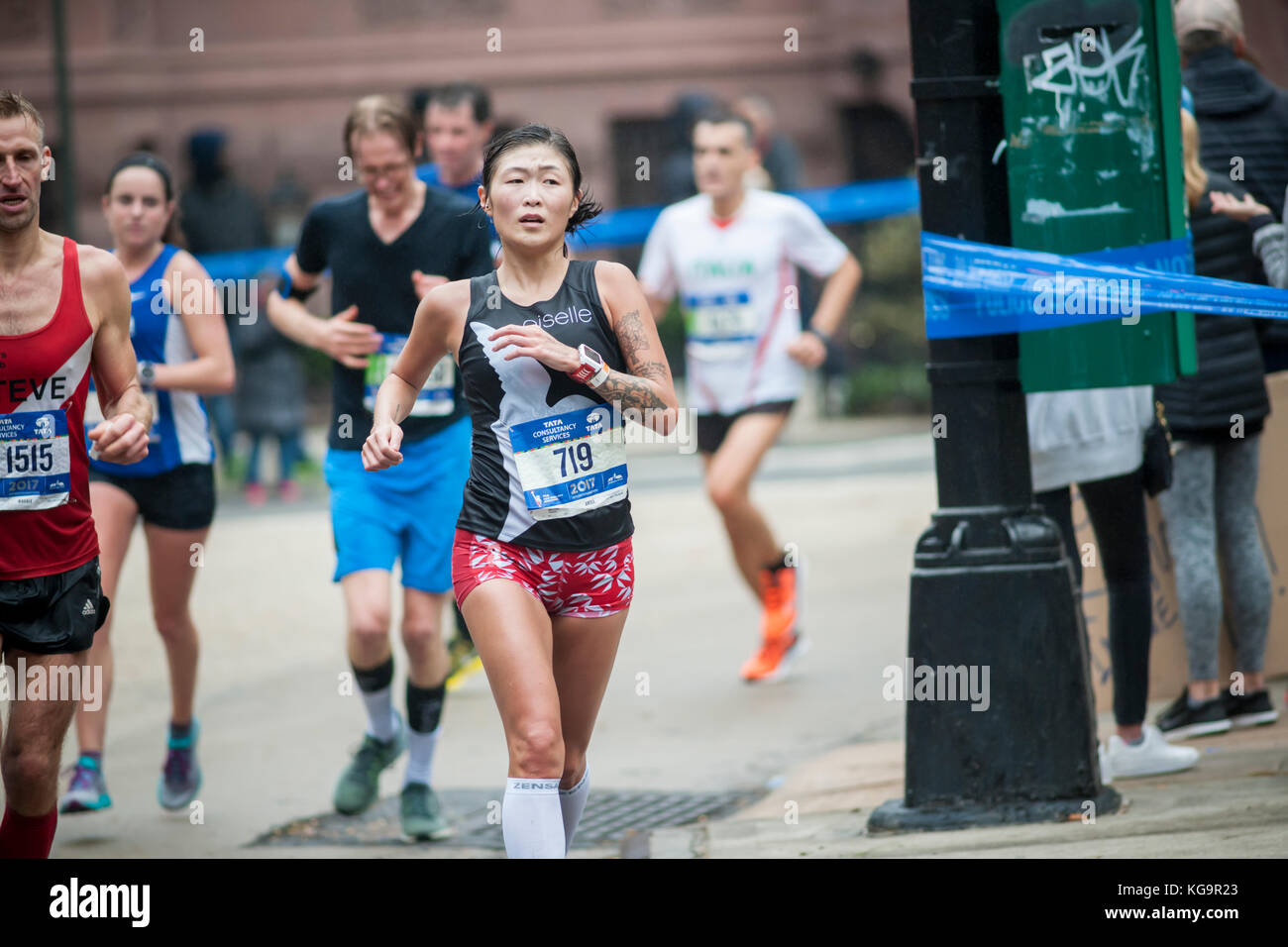 New York, USA. 05 Nov, 2017. die Läufer durch Harlem in New York in der Nähe der 22-Meilen-Marke Pass in der Nähe von Mount Morris Park am Sonntag, 5. November 2017 in die 47. jährliche tcs New York City Marathon. Rund 50.000 Läufer aus über 120 Ländern erwartet werden in den Rennen zu konkurrieren, der weltweit grössten Marathon. (© Richard b. Levine) Credit: Richard Levine/alamy leben Nachrichten Stockfoto