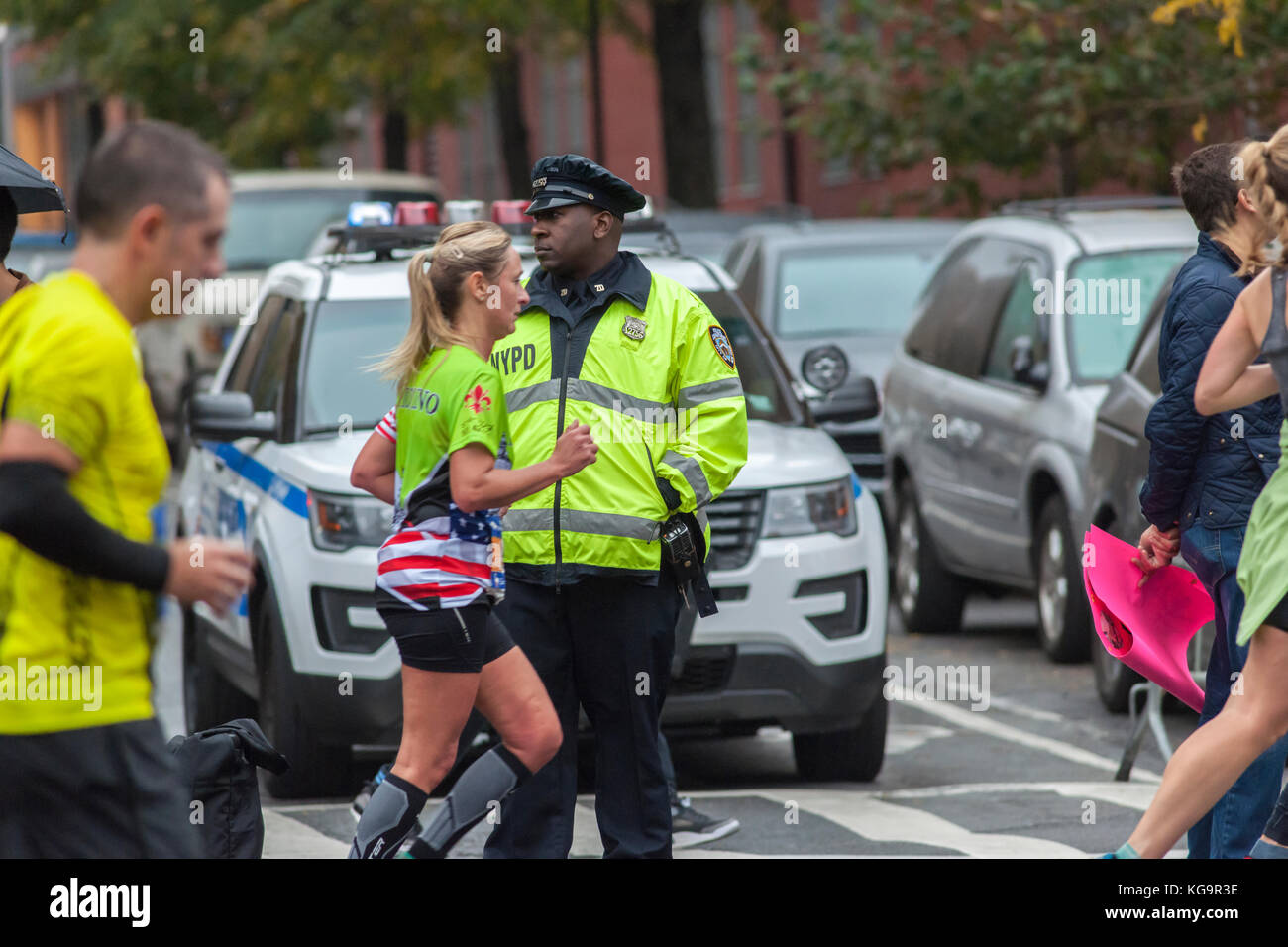 New York, USA. 05 Nov, 2017. Ein nypd Officer on Duty als Läufer durch Harlem in New York in der Nähe des 22 km Markierung in der Nähe von Mount Morris Park am Sonntag, 5. November 2017 in die 47. jährliche tcs New York City Marathon. Rund 50.000 Läufer aus über 120 Ländern erwartet werden in den Rennen zu konkurrieren, der grössten Marathon der Welt. (© Richard b. Levine) Credit: Richard Levine/alamy leben Nachrichten Stockfoto