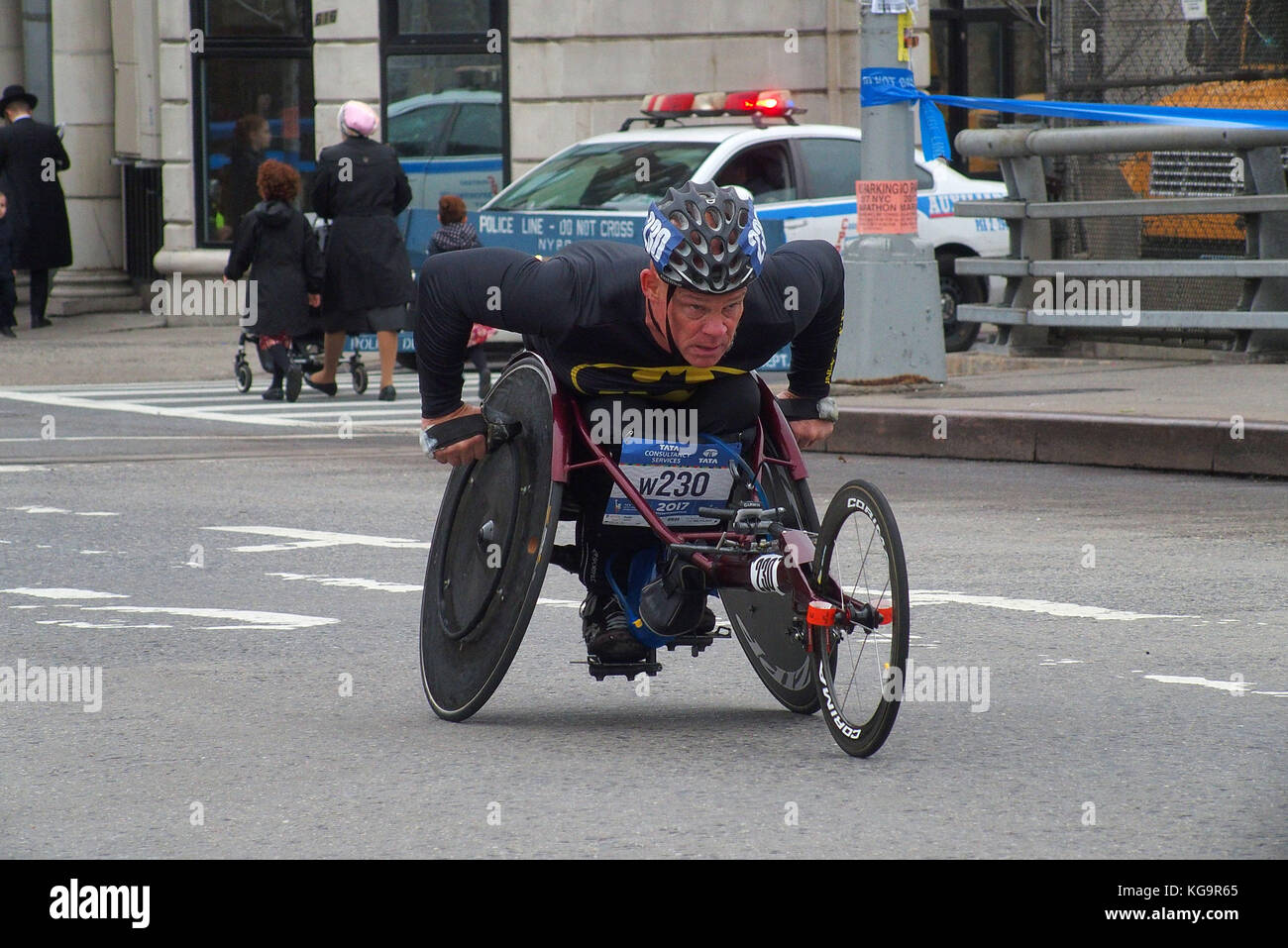 New York, New York, USA. 5 Nov, 2017. TCS 2017 New York City Marathon. Shalane Flanagan weibliche Sieger, Geoffrey Kamworor männliche Sieger im 2017 TCS New York City Marathon. Der Kurs ist 26,2 Meilen durch die 5 Stadtteile von New York City. Quelle: Bruce Cotler/Kugel Fotos/ZUMA Draht/Alamy leben Nachrichten Stockfoto