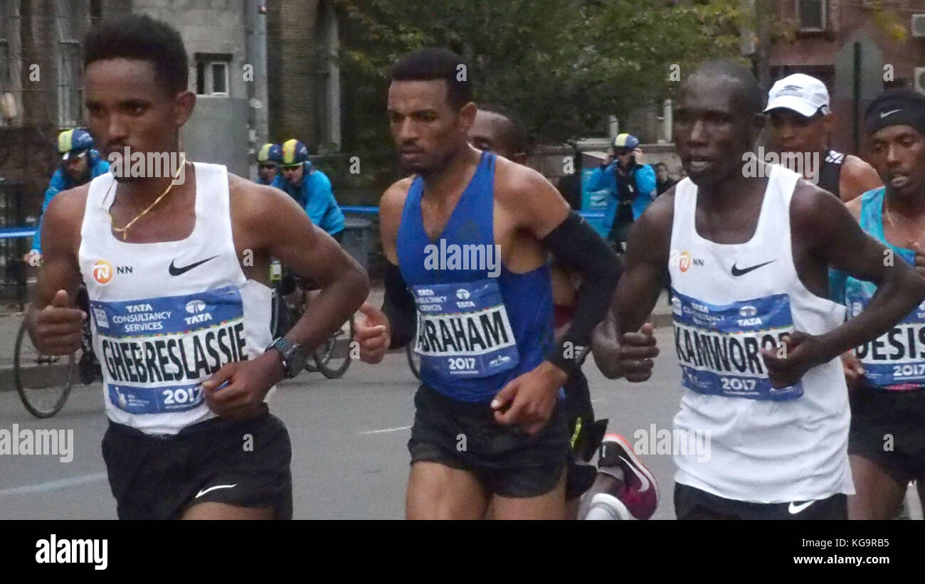 New York, New York, USA. 5 Nov, 2017. TCS 2017 New York City Marathon. Shalane Flanagan weibliche Sieger, Geoffrey Kamworor männliche Sieger im 2017 TCS New York City Marathon. Der Kurs ist 26,2 Meilen durch die 5 Stadtteile von New York City. Quelle: Bruce Cotler/Kugel Fotos/ZUMA Draht/Alamy leben Nachrichten Stockfoto