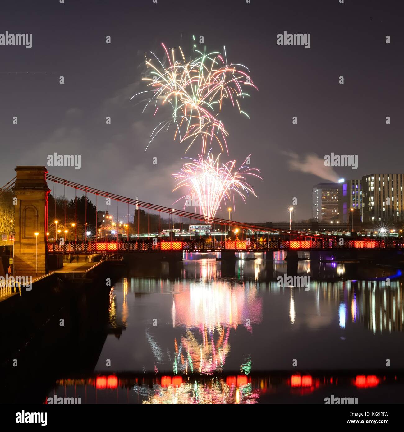 Glasgow, UK. 5 Nov, 2017. UK. Glasgow feiert "Guy Fawkes" Nacht mit einer organisierten Feuerwerk über Glasgow Green am Ufer des Flusses Clyde. Stockfoto