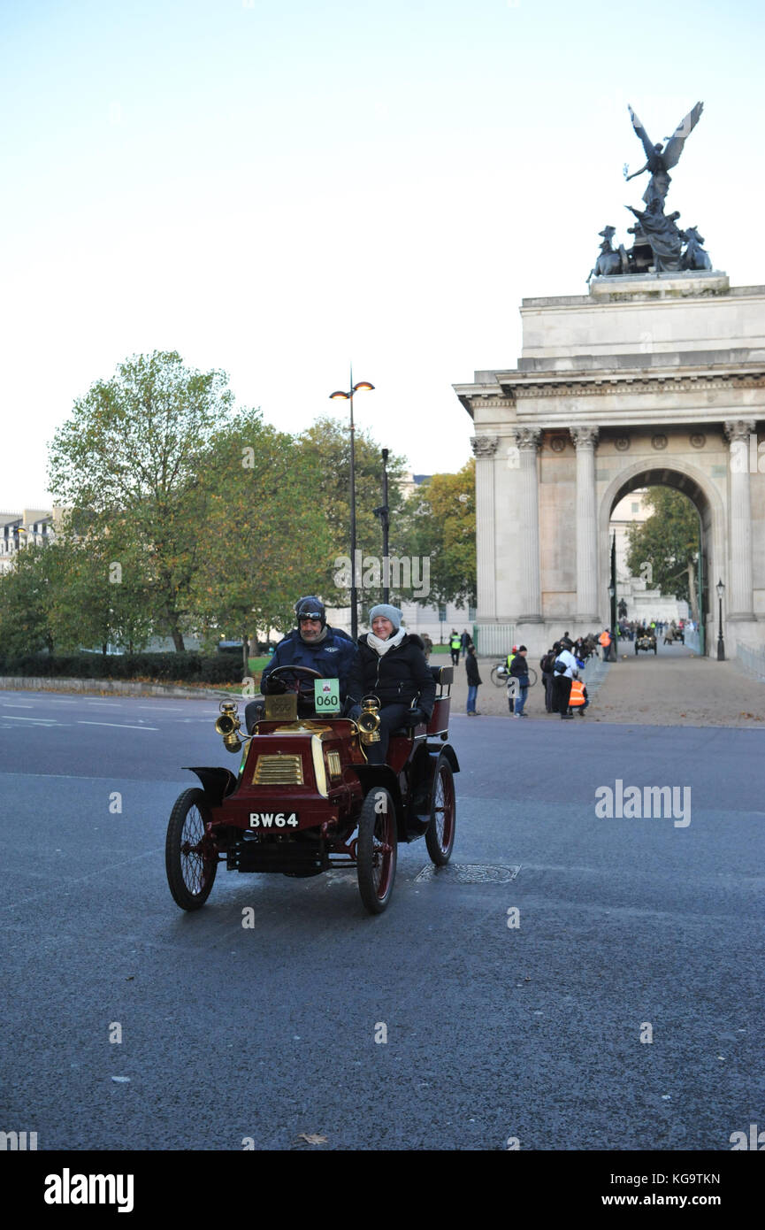 London, Großbritannien. 5 Nov, 2017. Ein 1900 Darracq Voiturette (Inhaber: Tim Summers) verlassen Wellington Arch, Central London, während der jährlichen Bonhams London nach Brighton Veteran Car Run. 454 Pre-1905 hergestellten Fahrzeuge haben sich in diesem Jahr laufen die Auf jeden ersten Sonntag im November geschieht, und erinnert an die ursprüngliche Emanzipation läuft vom 14. November 1896. Quelle: Michael Preston/Alamy leben Nachrichten Stockfoto