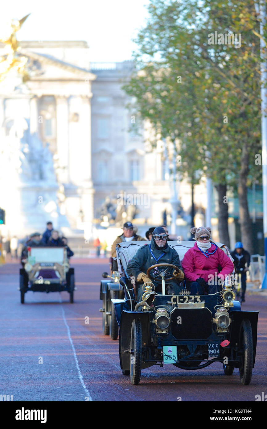 London, Großbritannien. 5 Nov, 2017. Ein 1904 Peugeot Schwingen - Sitz Tonneau (Inhaber: Karl Foulkes-Halbard) entlang der Mall fahren, Central London, während der jährlichen Bonhams London nach Brighton Veteran Car Run. 454 Pre-1905 hergestellten Fahrzeuge haben sich in diesem Jahr laufen die Auf jeden ersten Sonntag im November geschieht, und erinnert an die ursprüngliche Emanzipation läuft vom 14. November 1896. Quelle: Michael Preston/Alamy leben Nachrichten Stockfoto