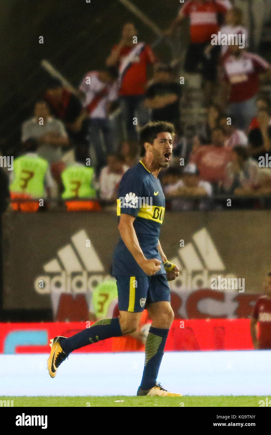 Buenos Aires, Argentinien. November 2017. Pablo Perez von Boca Juniors feiert sein Ziel während des Derby mit River Plate an diesem Sonntag im Monumental Stadium von Buenos Aires, Argentinien. ( Quelle: Néstor J. Beremblum/Alamy Live News Stockfoto