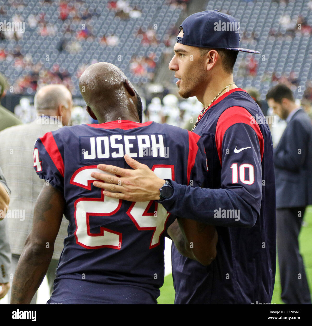 Houston, TX, USA. 5 Nov, 2017. Houston Astros Krüge Joe Musgrove Pose und Houston Texans cornerback Johnathan Joseph (24) Während der NFL Spiel zwischen den Indianapolis Colts und den Houston Texans an NRG Stadion in Houston, TX. John Glaser/CSM/Alamy leben Nachrichten Stockfoto