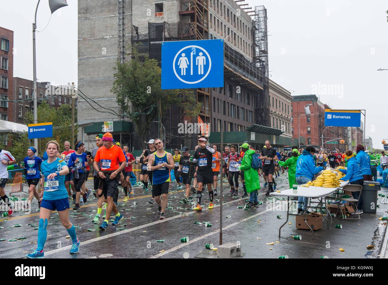 New York, USA. 5 Nov, 2017. Ein Zeichen Bäder entlang der Strecke für Läufer in der New York City Marathon zeigt an, dass am 5. November 2017 in der Nähe der 20 Mile Marker in Bronx, NY Credit: brigette Supernova/alamy leben Nachrichten Stockfoto