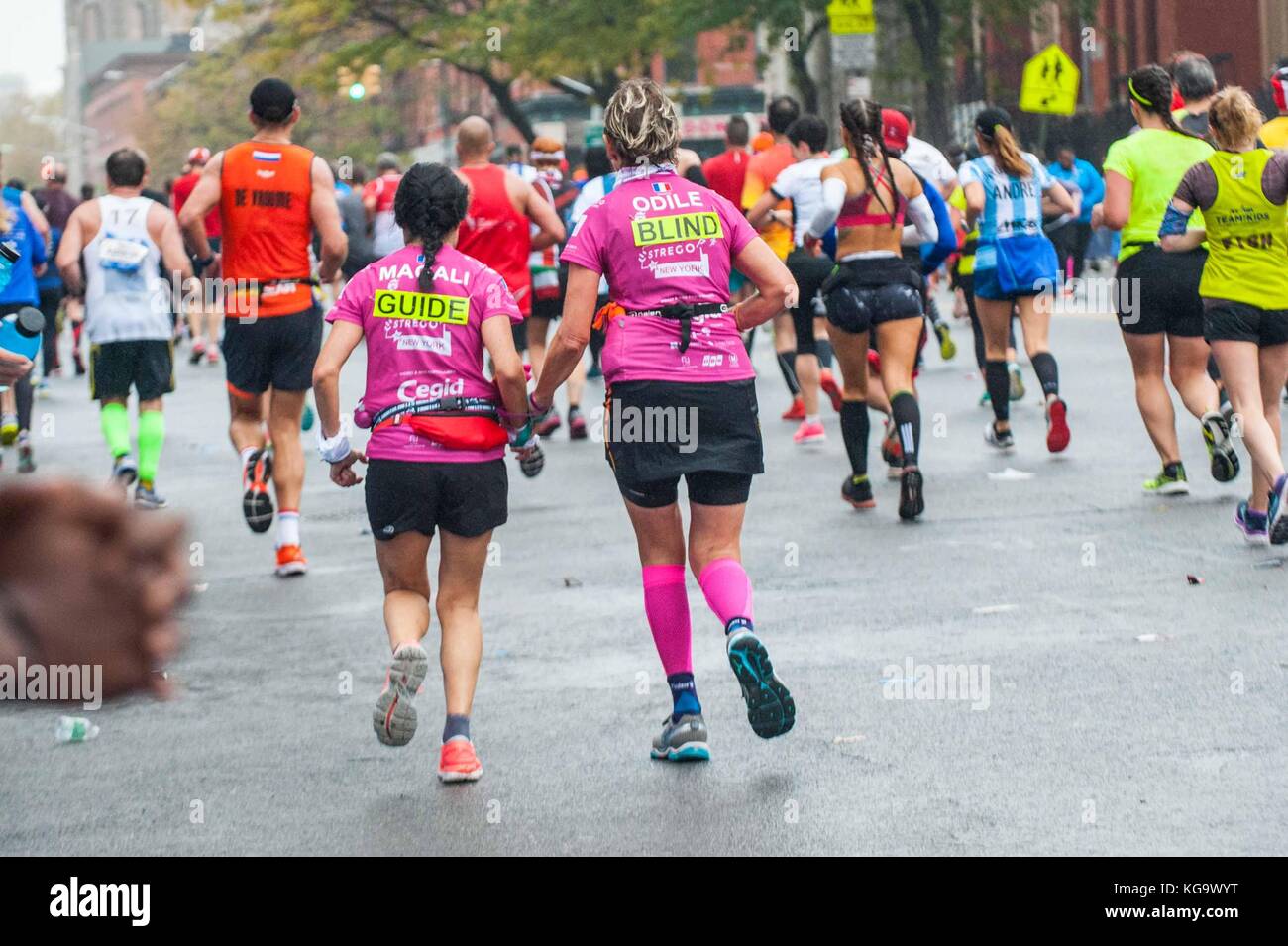 New York, USA. 5 Nov, 2017. Ein blinder particpiant in Führung durch einen Assistenten in der New York City Marathon am 5. November 2017 in der Nähe der 20 Mile Marker in Bronx, NY Credit: brigette Supernova/alamy leben Nachrichten Stockfoto