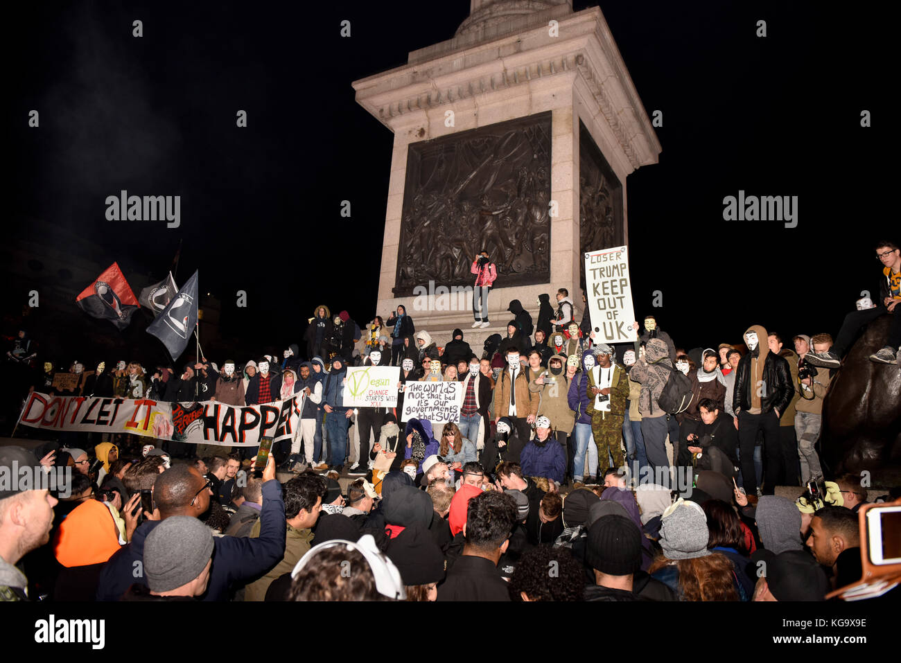 London, Großbritannien. 5. Nov 2017. Millionen Maske März Demonstration durch Anonyme organisierten inspirierte Aktivisten. Maskierte Demonstranten sammeln außerhalb Nelson's Column auf dem Trafalgar Square. Quelle: ZEN-Zaneta Razaite/Alamy leben Nachrichten Stockfoto