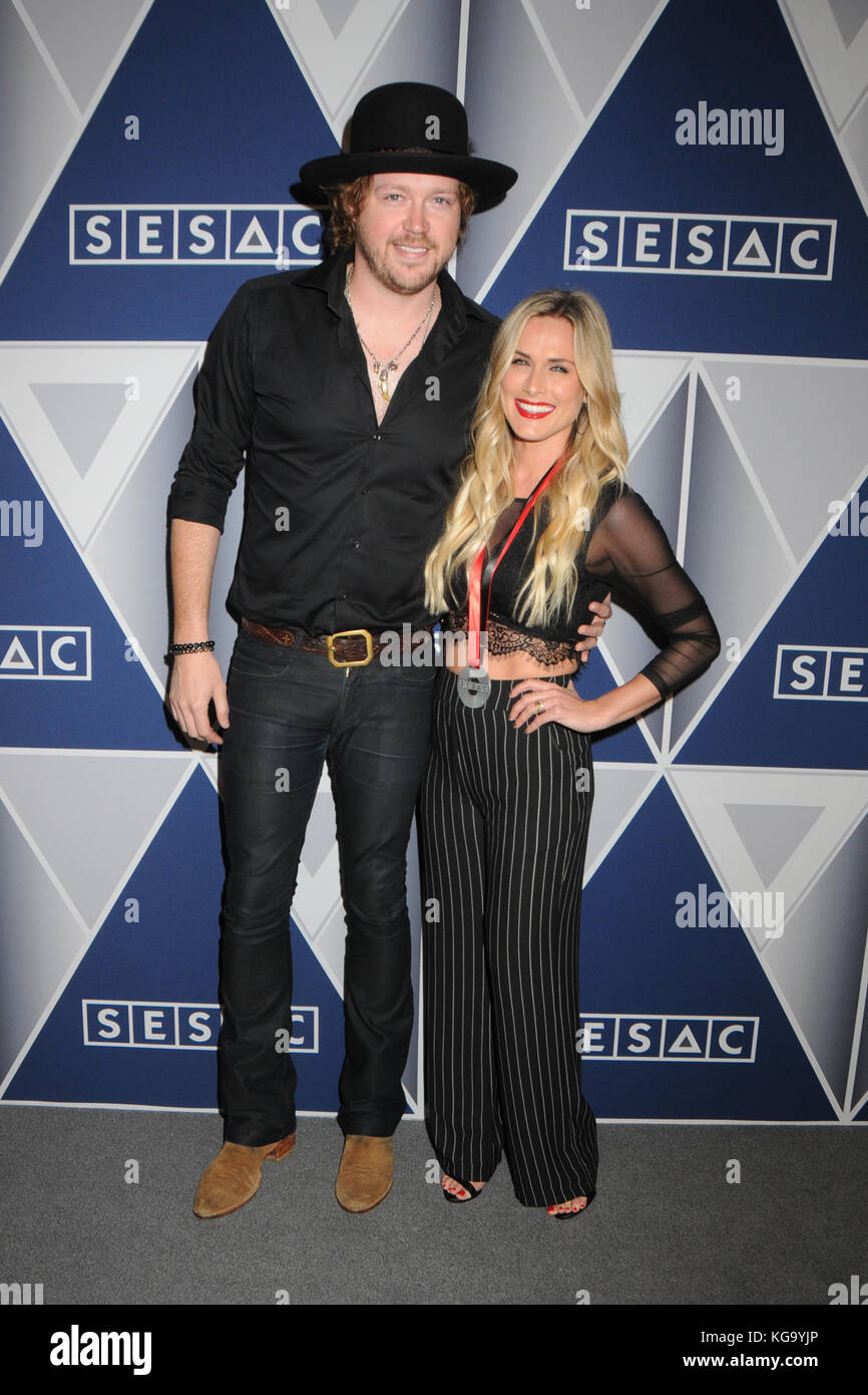 Nashville, Tennessee, USA. November 2017. November 2017 – Nashville, Tennessee – Michael Hobby, Caroline Hobby. Die SESAC Nashville Music Awards 2017 würdigten die Songwriter und Musikverleger hinter den meistgespielten Country- und Americana-Songs des Jahres in der Country Music Hall of Fame and Museum. Foto: Dara-Michelle Farr/Admedia Stockfoto