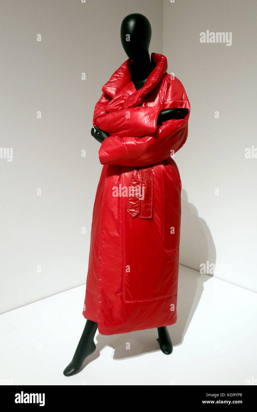New York City, New York, USA. 4 Nov, 2017. norma kamali Schlafsack Mantel  auf Ansicht als Teil der Ausstellung "Gegenstände: Ist mode Moderne?" im  Museum für Moderne Kunst bis zum 28. Januar