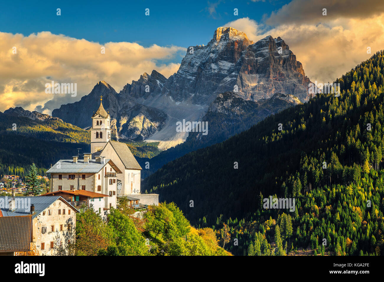 Fantastic alpine spring landscape with church on the Santa Lucia pass and Pelmo mountain group in background, Colle Santa Lucia, Dolomites, Italy, Eur Stockfoto