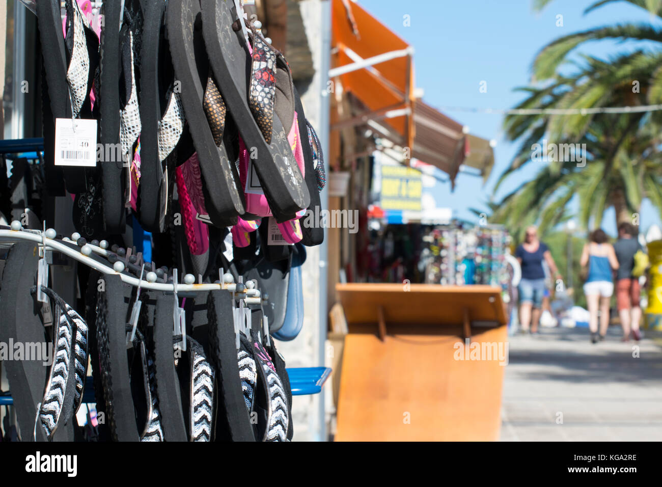 Touristische Geschäfte in S'Illot, mallorca, urlaub im Hintergrund Stockfoto