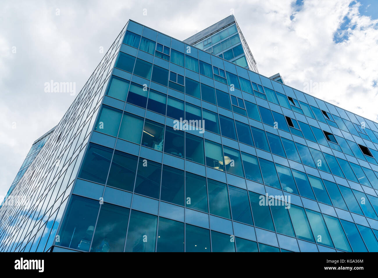 Glas Bürogebäude am Himmel Hintergrund Stockfoto