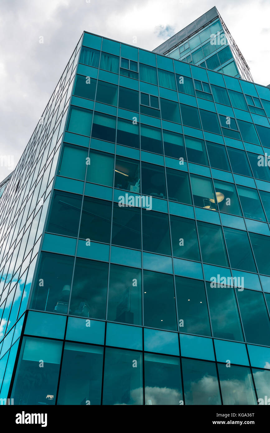 Glas Bürogebäude am Himmel Hintergrund Stockfoto