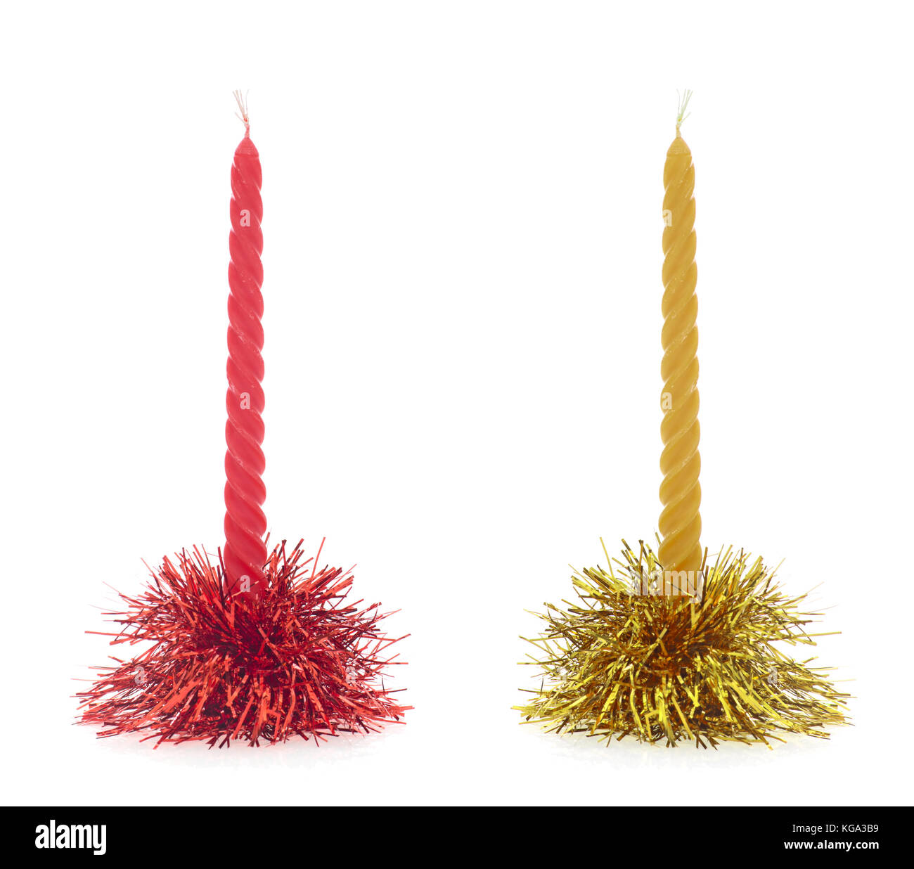 Weihnachten Dekoration - konisch weiss Kerze mit Lametta, Flame, auf Schwarz. Stockfoto