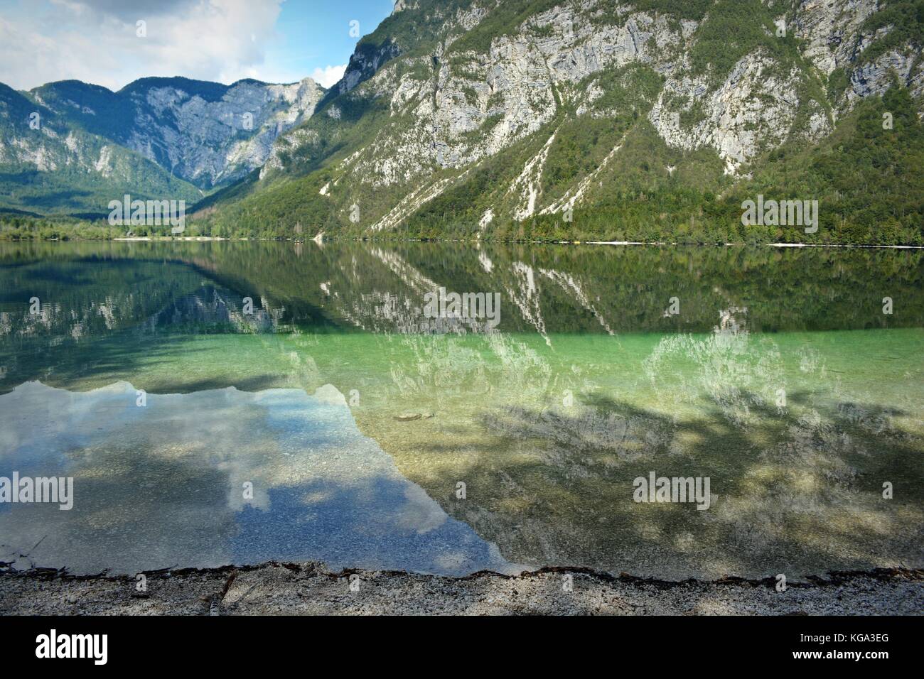 Reflexionen der Himmel und die Berge im See Bohinj Triglav Nationalpark, Slowenien Stockfoto
