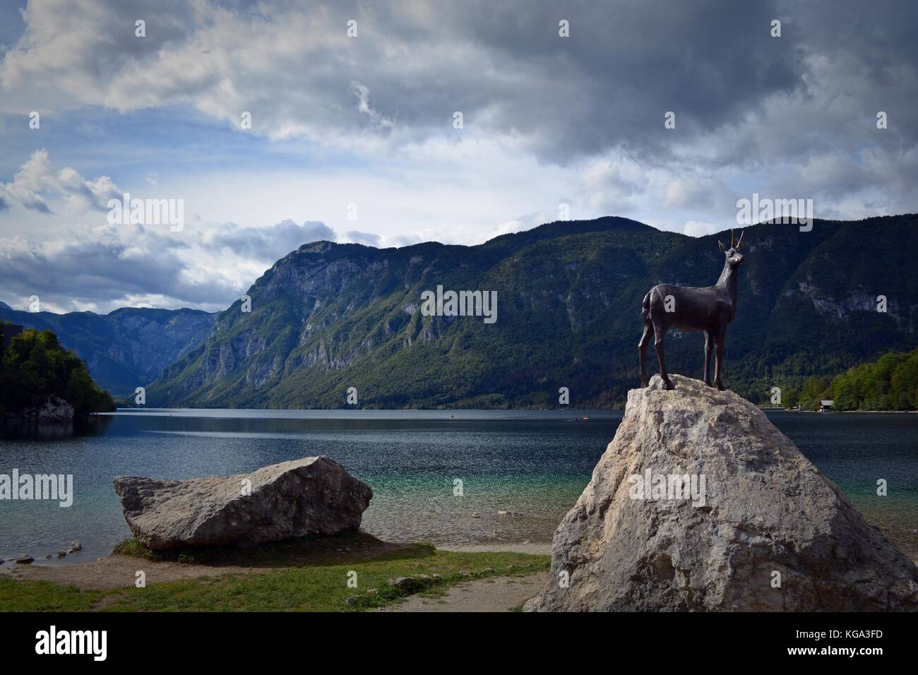 Zlatorog oder Golden Horn Statue die Bewachung der Bergrücken über dem Lake Bohinj, Slowenien Stockfoto