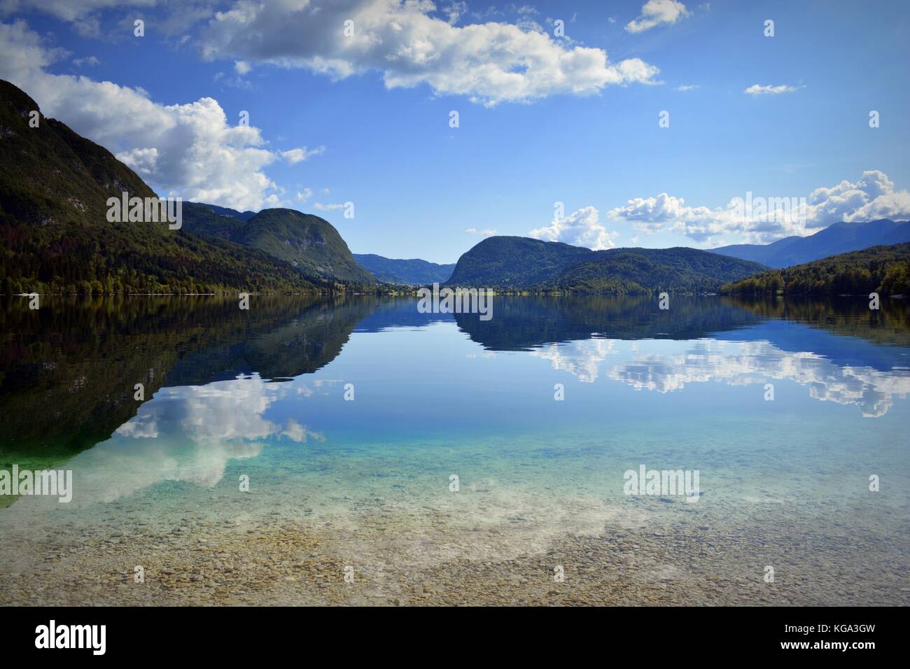 Himmel in Bohinjer See im Triglav Nationalpark in Slowenien nieder Stockfoto