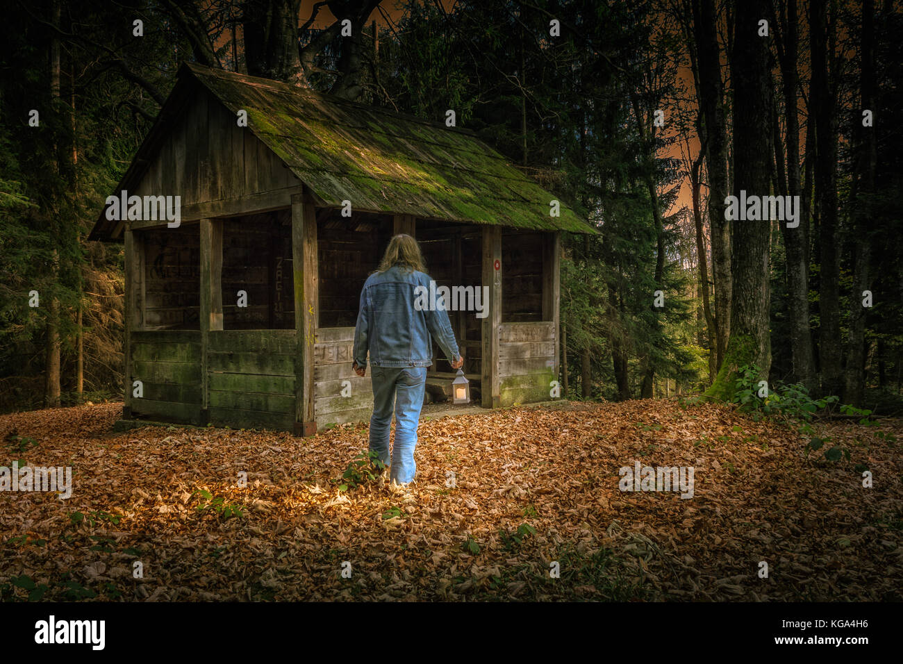 Erkunden Sie den Berg Holz mit einer kleinen Lampe Stockfoto