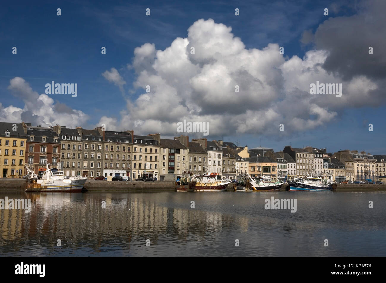 Fischereifahrzeuge in das Bassin du Commerce, Cherbourg, Normandie, Frankreich: Quai Alexandre III hinter Stockfoto