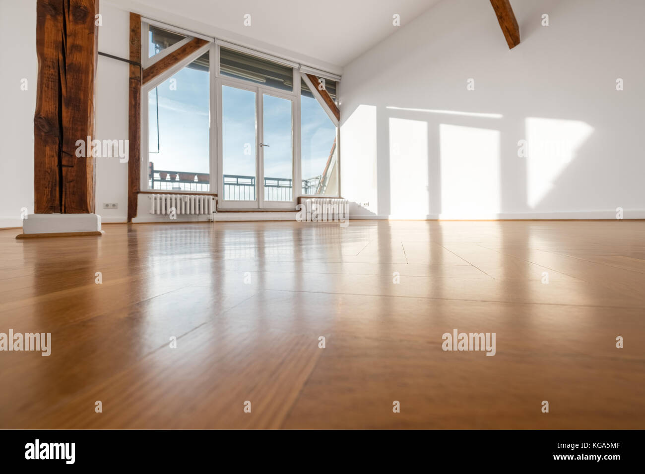 Leeren Raum mit Holzboden und Terrasse Fenster Stockfoto