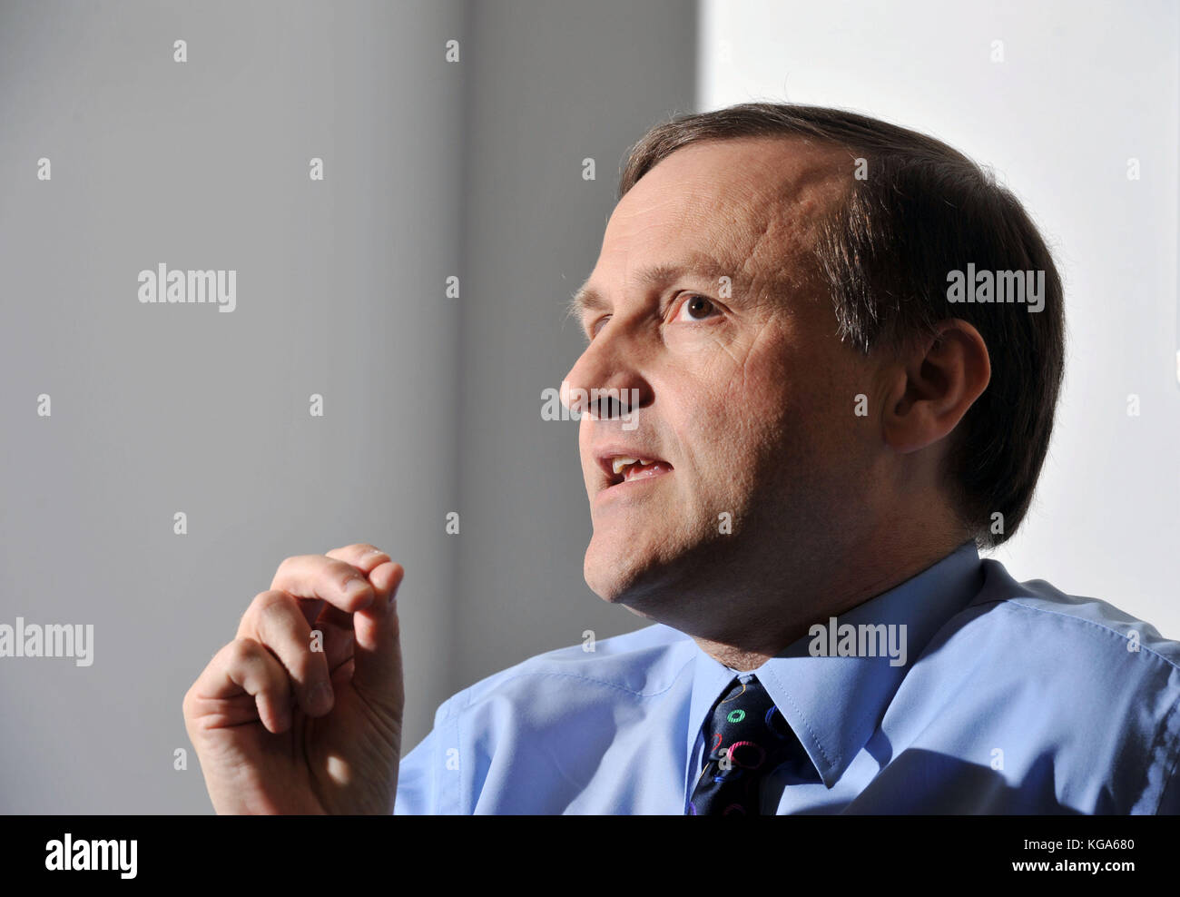 Staatsminister für Renten, Steve Webb MP, in seinem Büro im Ministerium für Arbeit und Pensionen fotografiert in Westminster. Foto von Michael Wal Stockfoto