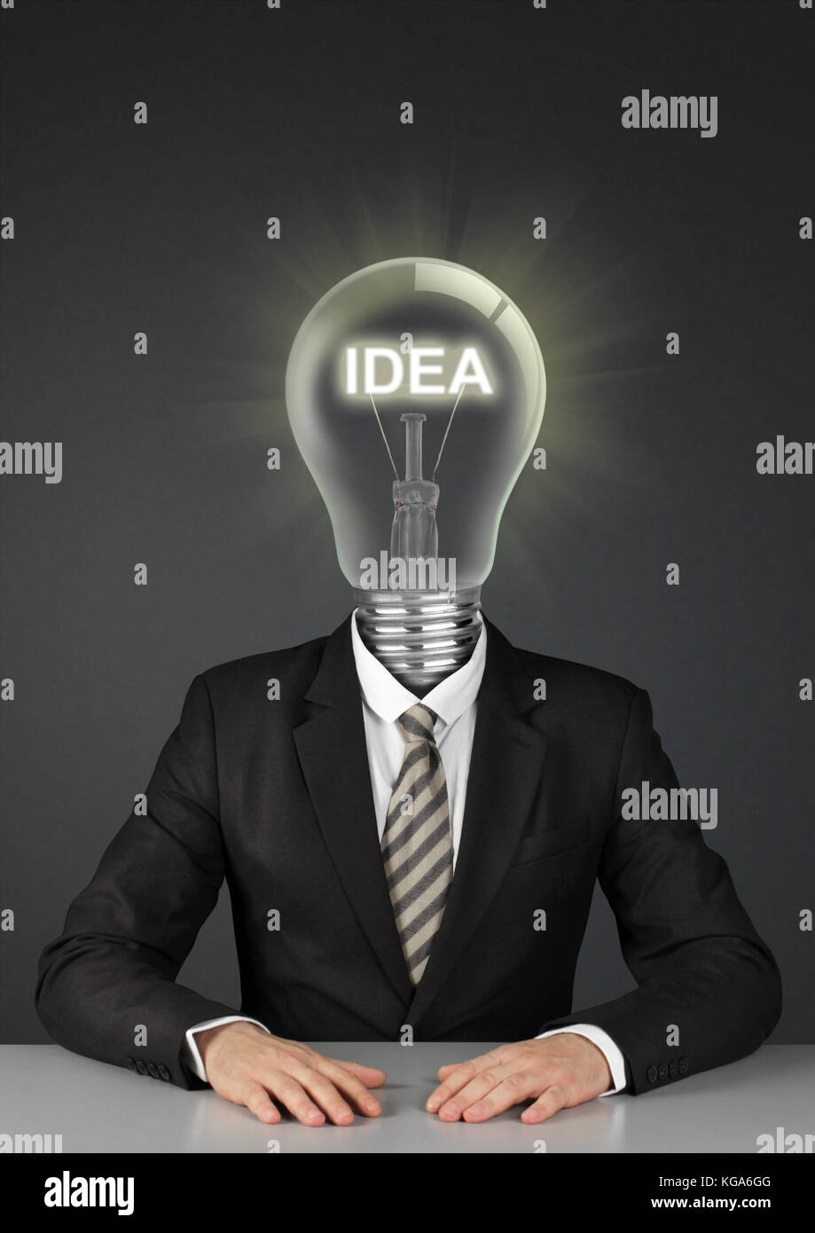 Geschäftsmann auf Schwarz mit Glühbirne anstelle von Kopf, tolle Ideen, Konzept Stockfoto