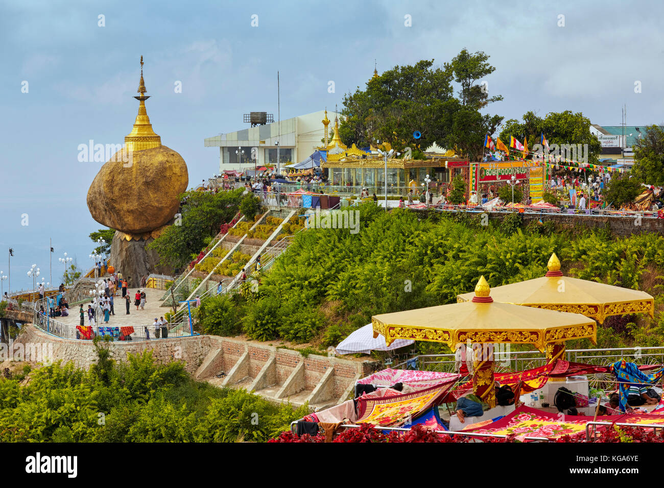 Kyaiktiyo Pagode (Golden Rock), Wallfahrtsort, Myanmar (Burma), Südostasien Stockfoto