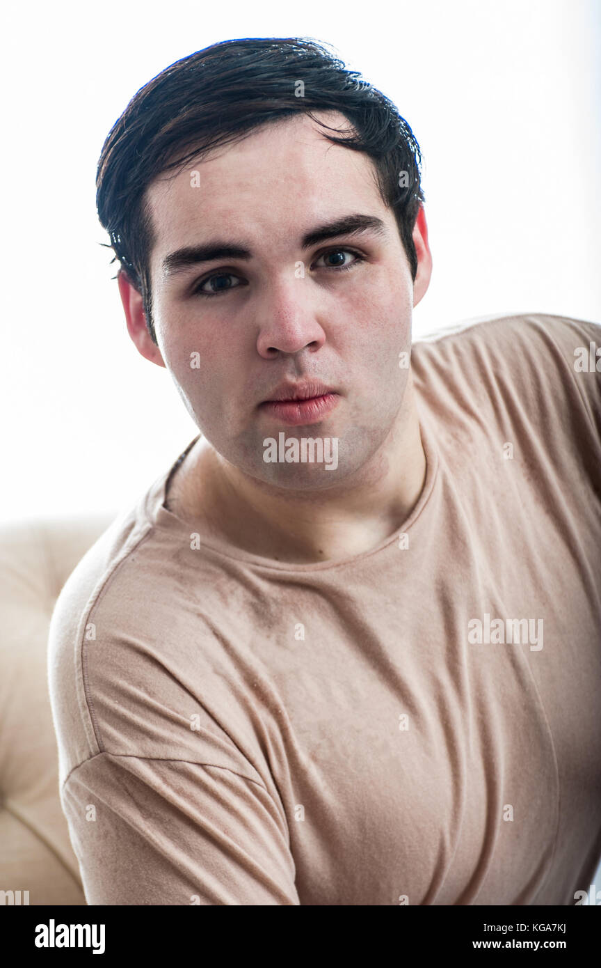 Fair dunkelhäutige junge Mann headshot mit anspruchsvollen und ernsten Blick. Stockfoto