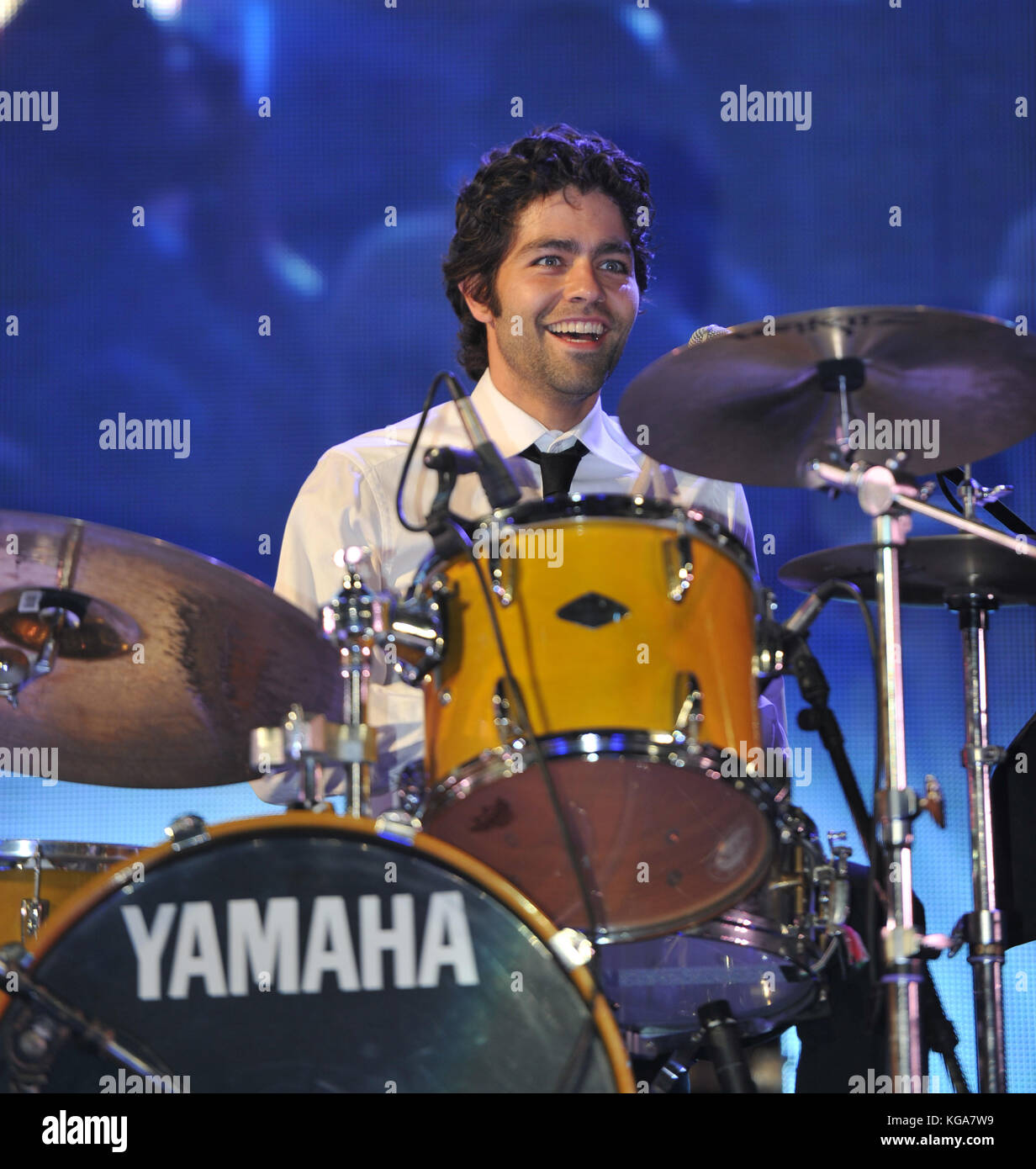 Miami BEACH, FL - 02. JANUAR: Die Honey Brothers (mit Adrian Grenier, Ari Gold, Ethan Gold, Andrew Vladeck und Daniel Posner) Präformieren sich beim Orange Drive Concert on the Sand in South Beach, das vom Komiker Adam Carolla veranstaltet wird. Adrian Grenier (* 10. Juli 1976) ist ein US-amerikanischer Schauspieler, Musiker und Regisseur. Am bekanntesten ist er für seine Hauptrolle in der HBO-Originalserie Entourage, da Vincent Chase für seine Gruppe The Honey Brothers Schlagzeug spielte. . am 2. Januar 2011 in Miami Beach, Florida: Adrian Grenier Transmission Ref: FLXX Credit: Hoo-Me.com/MediaPunch Stockfoto