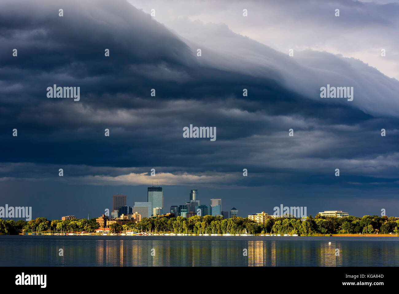 Sturmwolken über Minneapolis und Lake Calhoun. Stockfoto