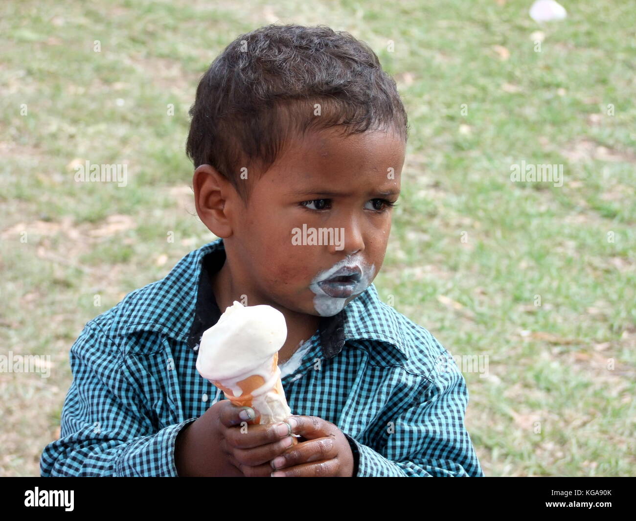 Das Eis der Jungen schmilzt und er ist nicht beeindruckt Stockfoto