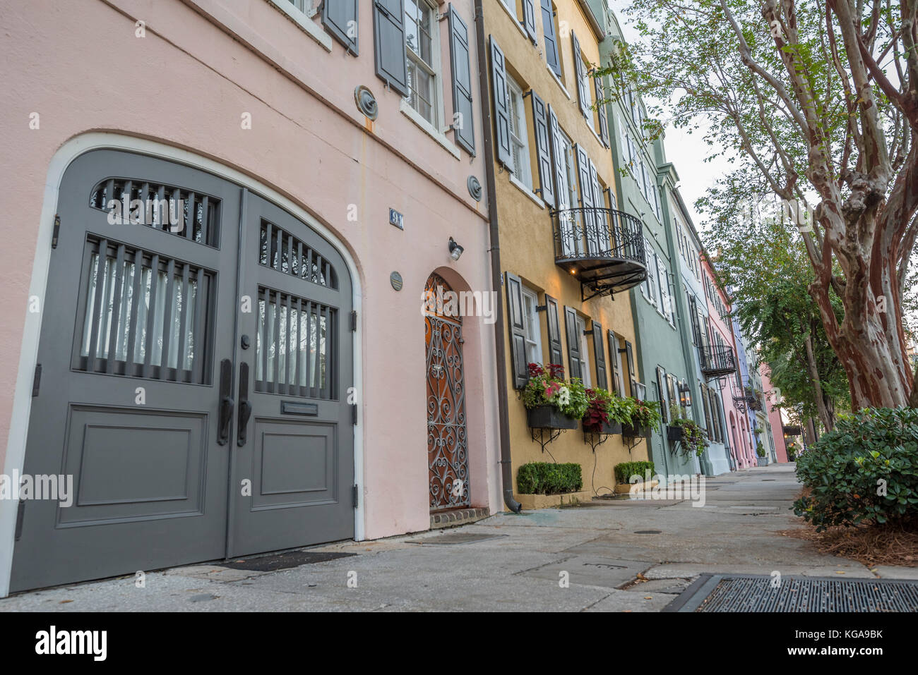 Rainbow Zeile in Charleston ist ein Stadtteil von pastellfarbenen Reihenhäuser in historischen Charleston, Sc. Stockfoto