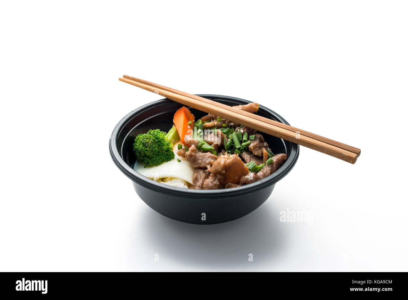 Reis mit gebratenen Speck und Spiegelei, japanische Küche, auf weißem Hintergrund Stockfoto