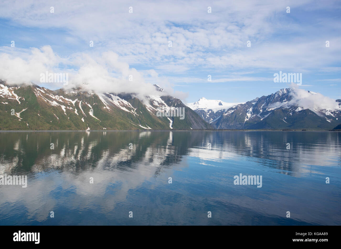 Berge und Reflexionen auf Wasser, Alaska Stockfoto