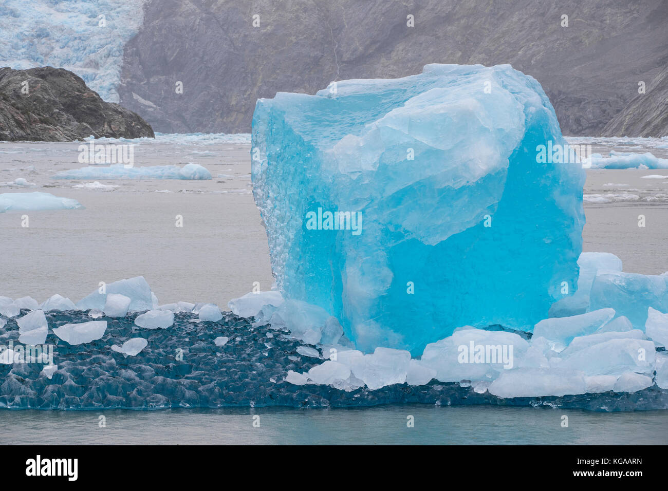 Hellen blauen Eisberg vor kurzem gekalbt vom nahe gelegenen Gletscher Stockfoto